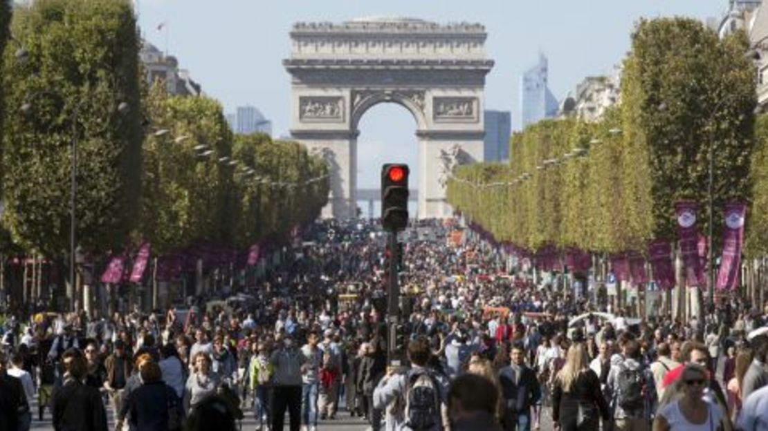 La gente camina por los Campos Elíseos durante un día sin autos en el centro de París.