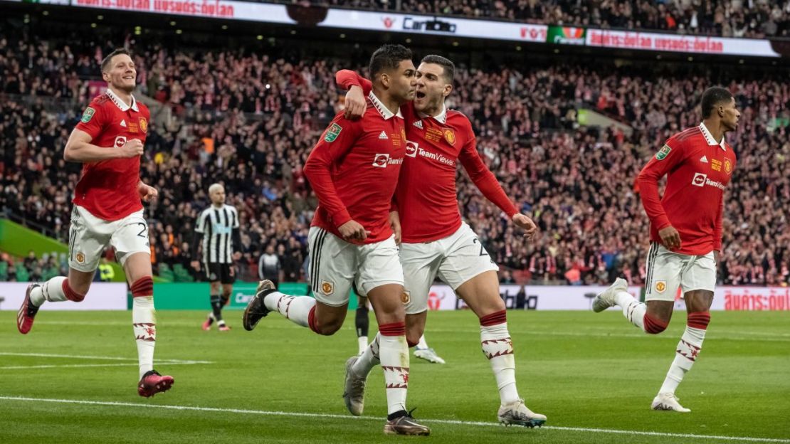 Casemiro celebra el primer gol del Manchester United en la final de la Carabao Cup.