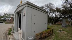 CNNE 1352202 - denuncian a cementerio en texas por presunto mal manejo de un feretro