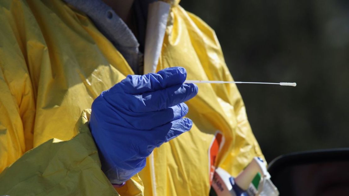 Una vista de primer plano de un hisopo utilizado por trabajadores médicos para administrar la prueba de coronavirus en el autocine de ProHealth Care el 21 de marzo de 2020 en Jericho, Nueva York.