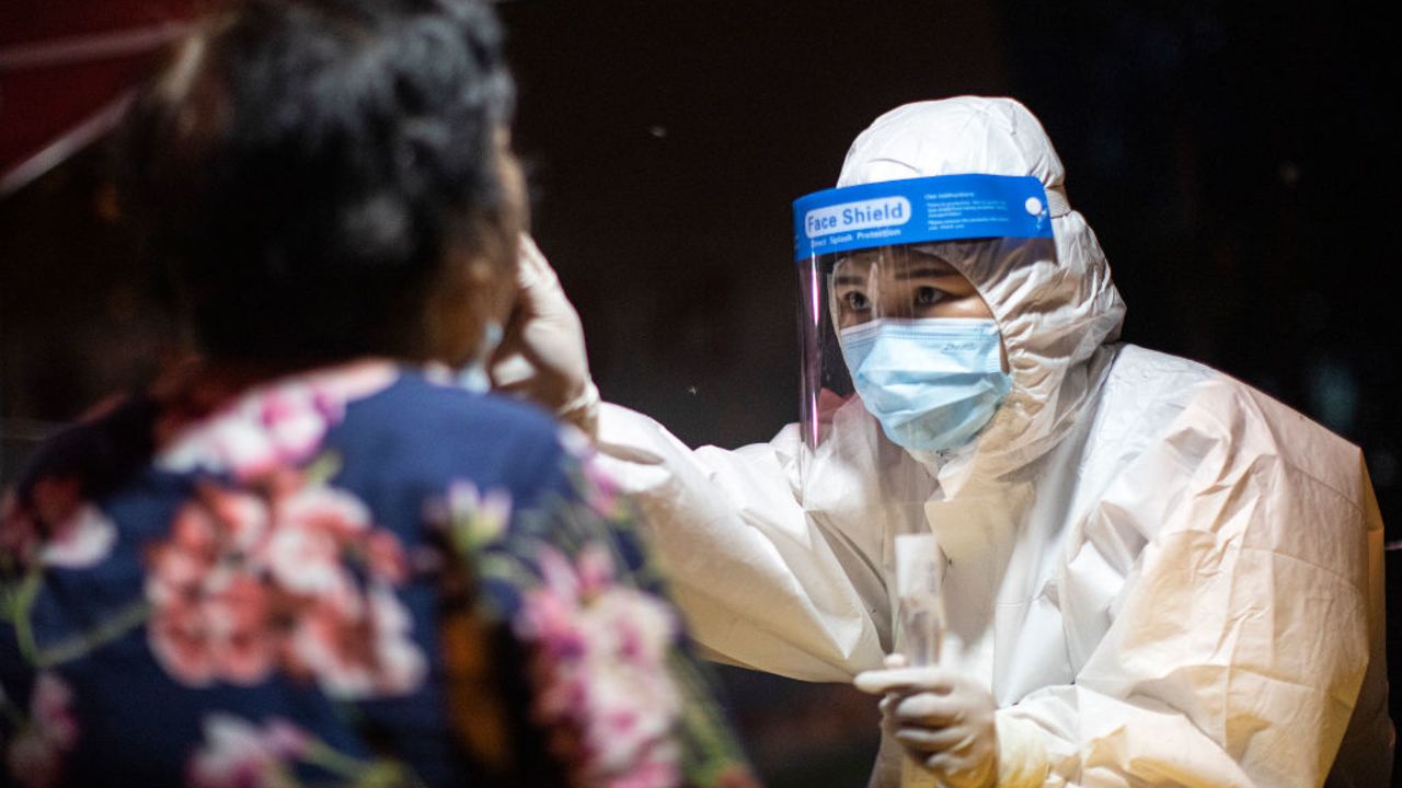 Un trabajador médico toma muestras durante una prueba de Covid -19 en un bloque residencial el 6 de agosto de 2021 en Wuhan, provincia de Hubei, China.