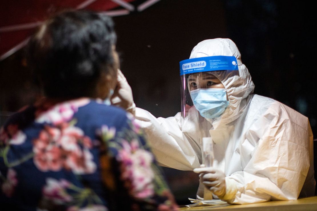 Un trabajador médico toma muestras durante una prueba de Covid -19 en un bloque residencial el 6 de agosto de 2021 en Wuhan, provincia de Hubei, China.