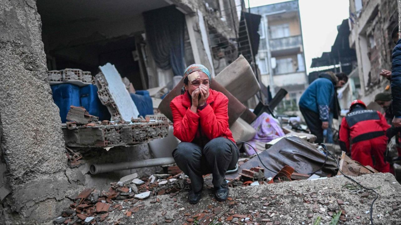 CNNE 1352399 - ver "cara a cara" la muerte- brigadista argentino cuenta como vivio el terremoto de turquia