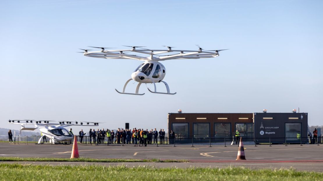 En noviembre de 2022, Volocopter voló con éxito una misión tripulada de su taxi aéreo eVOTL totalmente eléctrico en condiciones regulares de tráfico aéreo en París (en la imagen). Cortesía de Volocopter