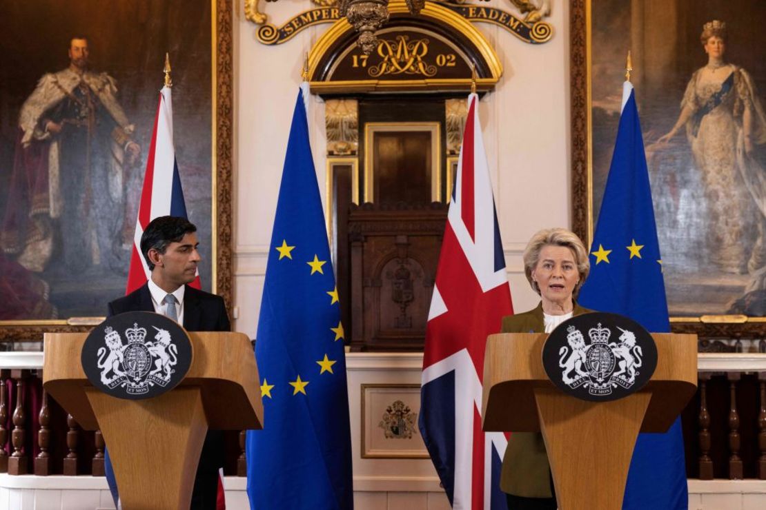 El primer ministro del Reino Unido, Rishi Sunak (izq.), y la jefa de la Comisión Europea, Ursula von der Leyen, ofrecen una rueda de prensa conjunta tras su reunión en el hotel Fairmont de Windsor, al oeste de Londres, el 27 de febrero de 2023.