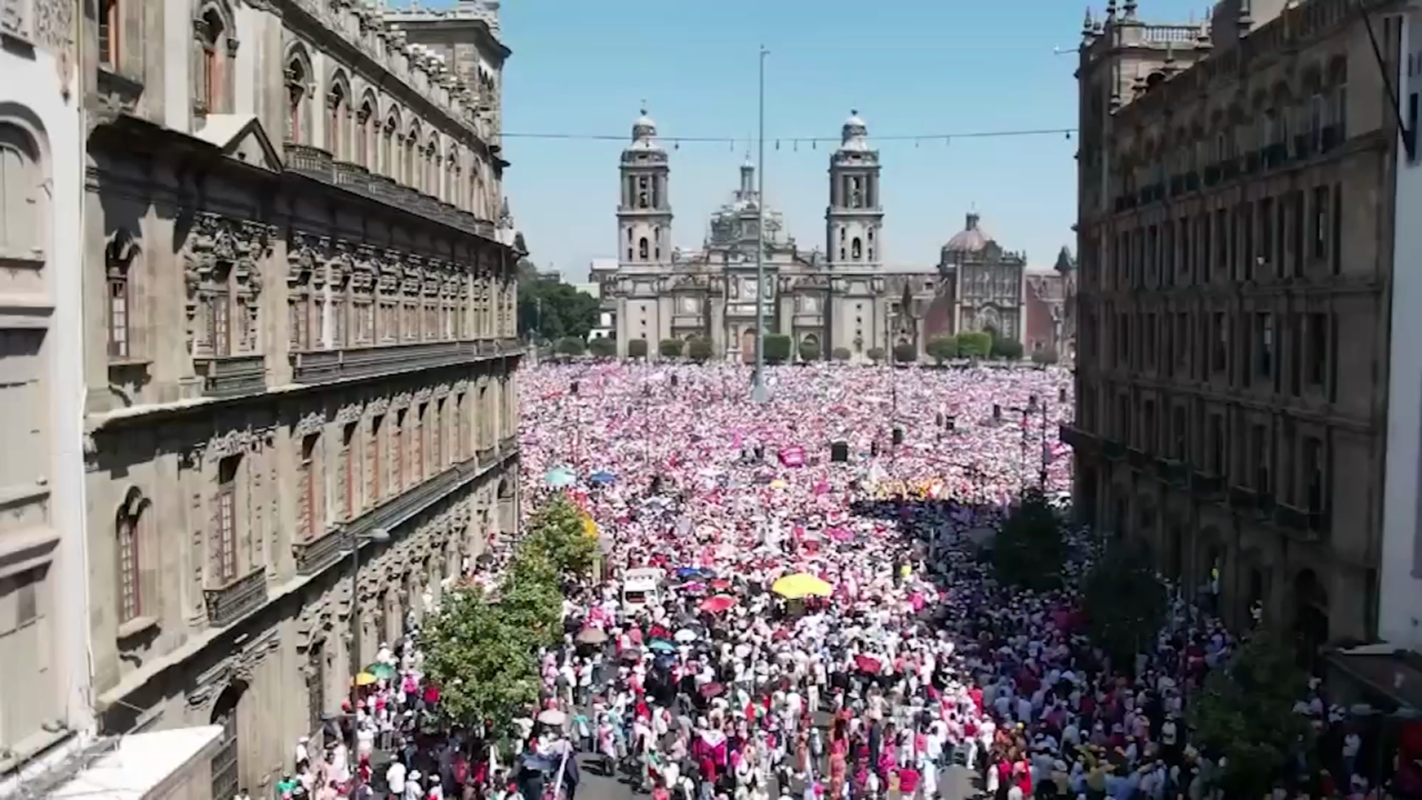 CNNE 1352601 - asi se lleno el zocalo de la ciudad de mexico en la marcha del ine