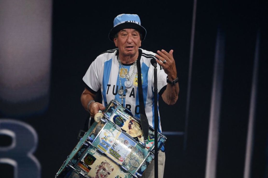 El Tula, hincha de Argentina, pronuncia un discurso al recibir el Premio a la Mejor Afición de la FIFA. El Tula ha estado siguiendo a la selección Argentina desde 1974 y representó esta vez a toda la hinchada albiceleste en el evento.