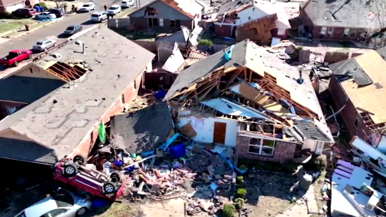 CNNE 1352671 - ciclones dejan destruccion y docena de heridos en kansas y oklahoma