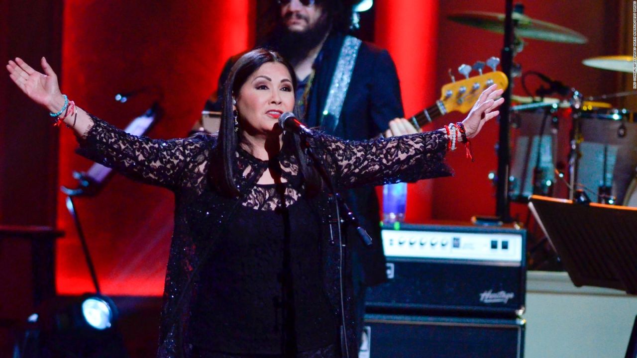 CNNE 1352675 - ana gabriel recibe criticas durante concierto en los angeles