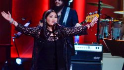 CNNE 1352675 - ana gabriel recibe criticas durante concierto en los angeles