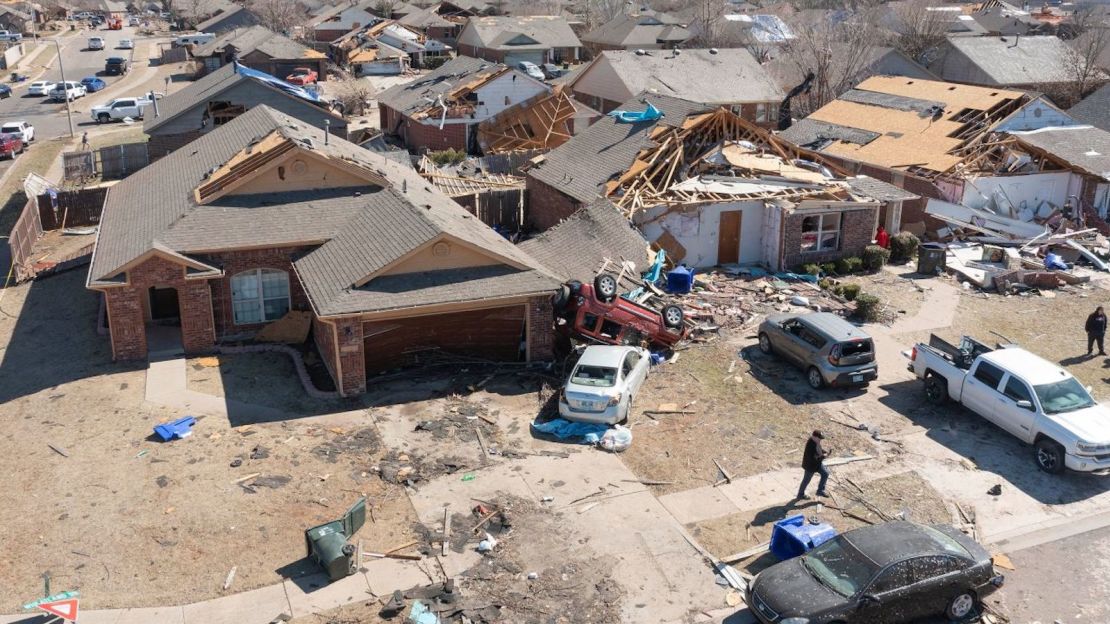 Varias casas en Norman, Oklahoma, resultaron dañadas por las tormentas de este lunes.