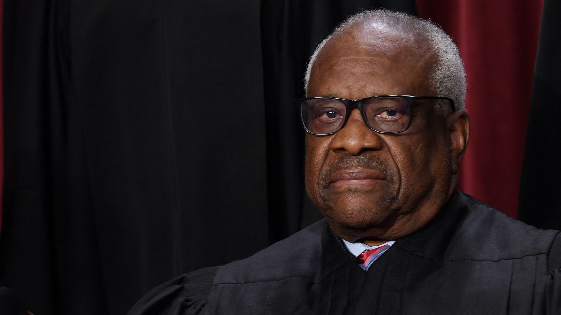 El juez de la Corte Suprema de EE.UU. Clarence Thomas posa para la foto oficial en el Tribunal Supremo en Washington,el 7 de octubre de 2022.