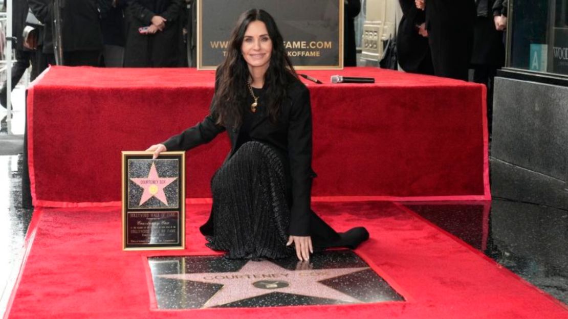 Courteney Cox fue homenajeada con una estrella en el Paseo de la Fama de Hollywood el lunes 27 de febrero.