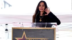 CNNE 1353366 - courtney cox confirma que el principe harry se quedo en su casa