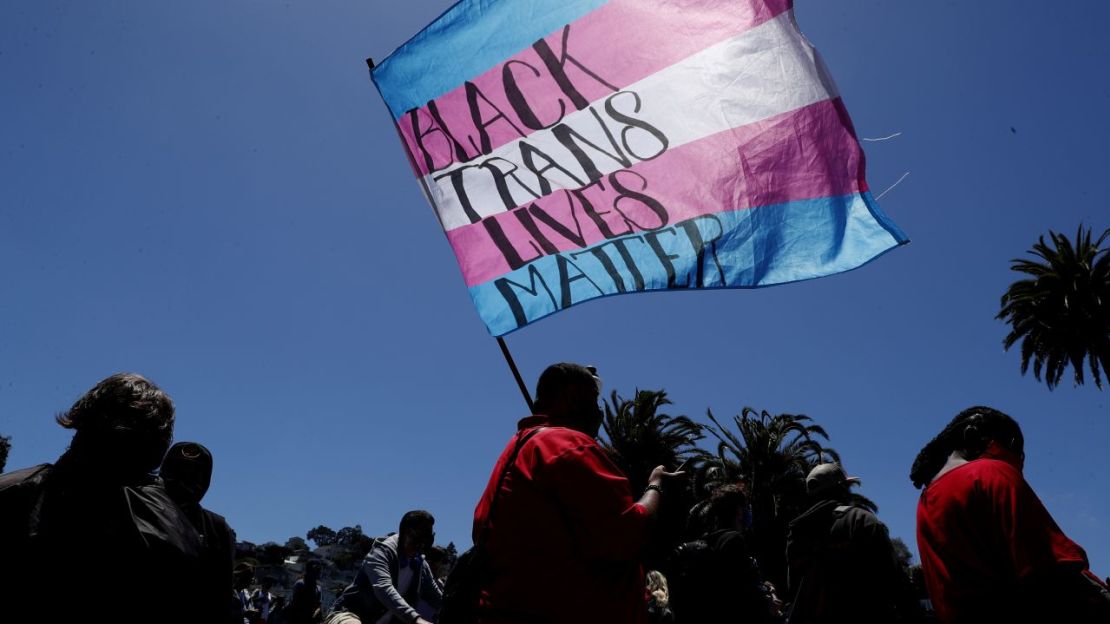 Raymond Quitugua, de Sacramento, porta una bandera durante una marcha por la igualdad de los negros, indígenas y personas de color en 2020. Crédito: Carlos Ávila González/The San Francisco Chronicle/Getty Images