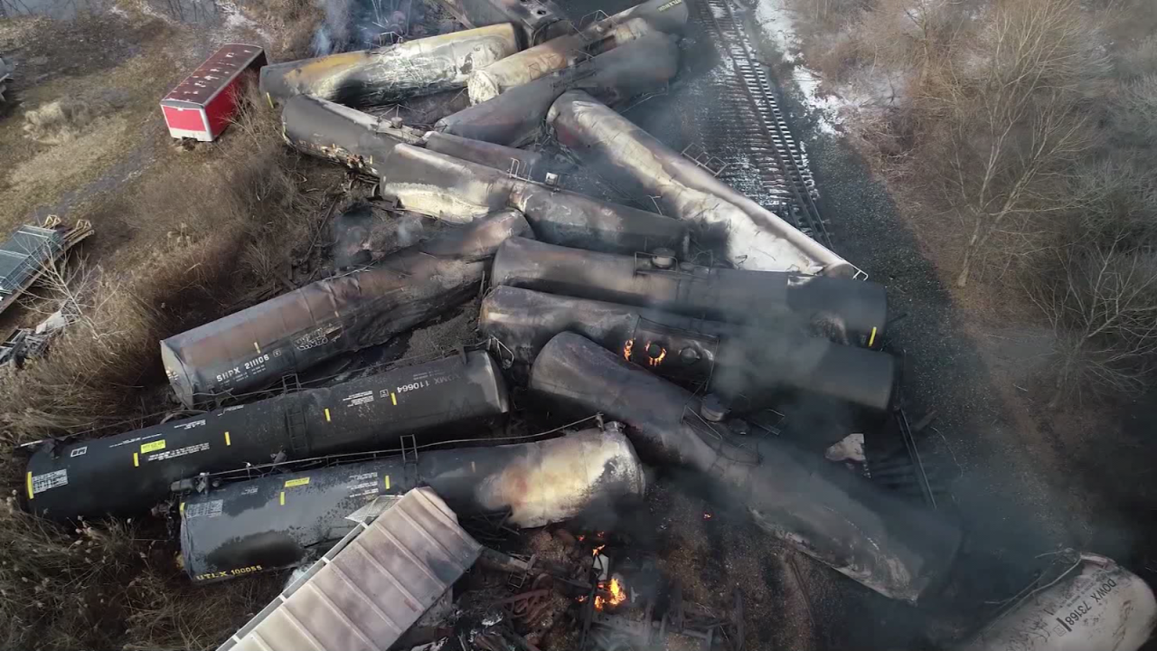 CNNE 1353448 - reconocen que hay muchos vertidos toxicos que recoger del tren de ohio