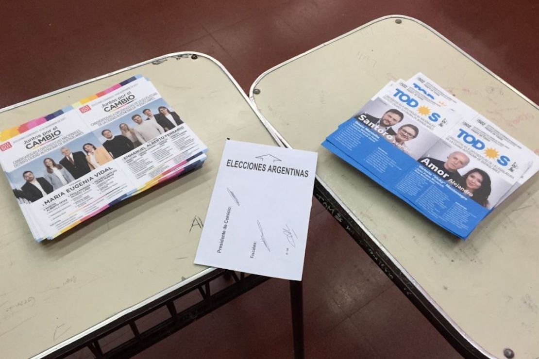 Papeletas de votación del partido de gobierno, Frente de Todos, y del partido de oposición, Juntos por el Cambio, se ven en un colegio electoral durante las elecciones parlamentarias de mitad de período en Buenos Aires, el 14 de noviembre de 2021.