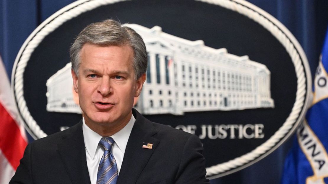 El director del FBI, Christopher Wray, habla durante una conferencia de prensa el 26 de enero de 2023.