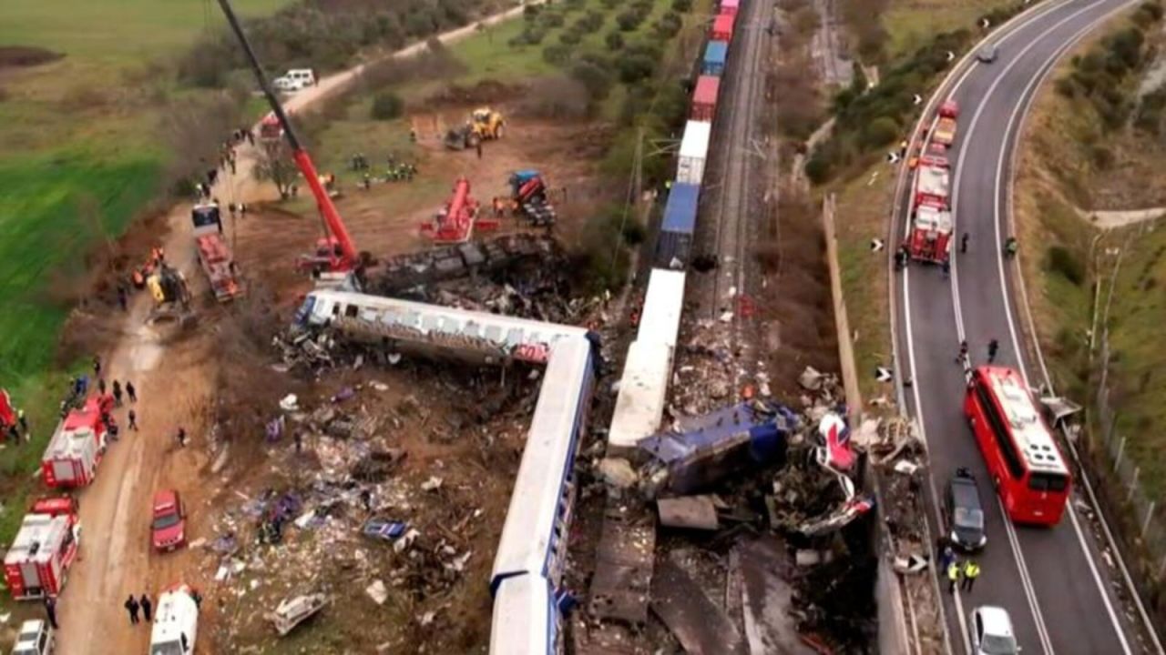 CNNE 1353667 - video de dron muestra el accidente de trenes en grecia