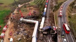 CNNE 1353667 - video de dron muestra el accidente de trenes en grecia