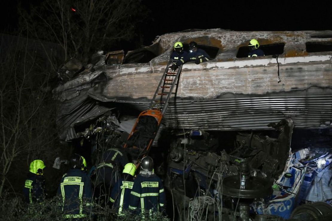 Al menos 150 bomberos con 17 vehículos más 20 ambulancias están involucrados en los esfuerzos de recuperación en curso, dijeron las autoridades.