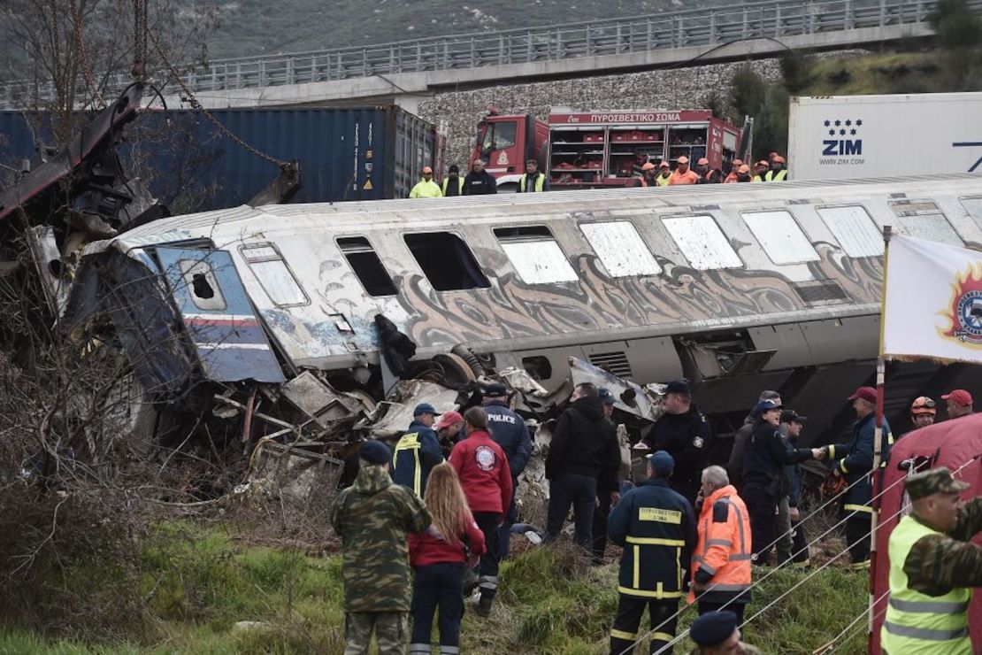 Los equipos de búsqueda y salvamento trabajan en la zona del accidente para buscar sobrevivientes e identificar a los fallecidos.