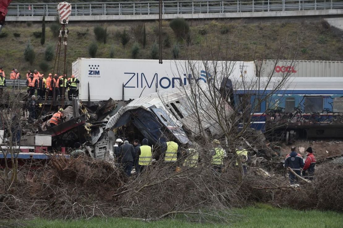 Un portavoz de los servicios de bomberos confirmó que tres vagones se salieron de las vías justo antes de la medianoche después de que los trenes, uno de carga y otro con 350 pasajeros, chocaron a mitad de camino en la ruta entre Atenas y Tesalónica. SAKIS MITROLIDIS/AFP via Getty Images)