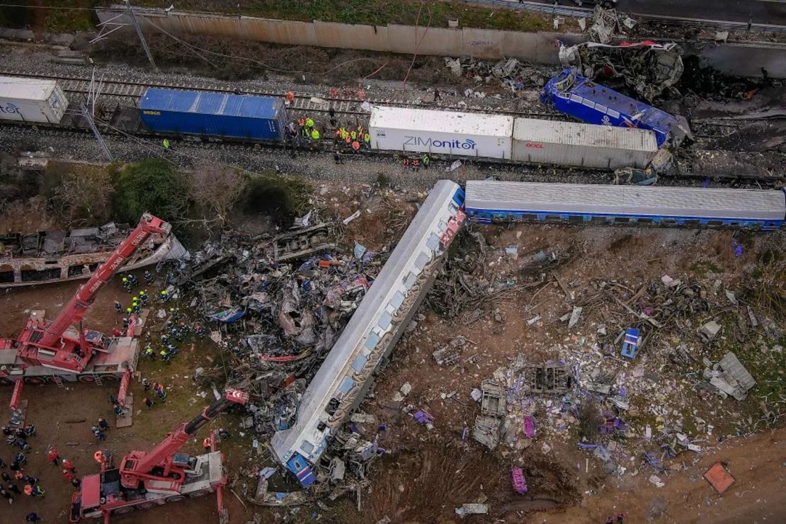 Esta fotografía aérea de un dron tomada el 1 de marzo de 2023 muestra equipos de emergencia buscando restos después de un accidente de tren en el valle de Tempi cerca de Larissa, Grecia.