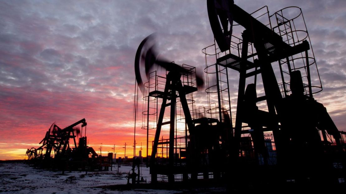 Gatos de bombeo de petróleo operan en un yacimiento petrolífero cerca de la ciudad rusa de Neftekamsk, el 19 de noviembre de 2020. Crédito: Andrey Rudakov/Bloomberg/Getty Images