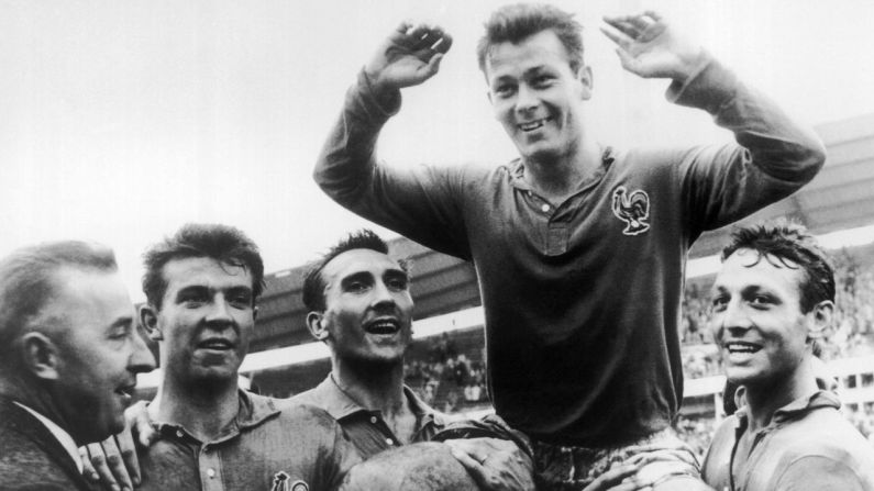 El futbolista francés Just Fontaine —quien todavía ostenta el récord de más cantidad de goles marcados en una sola Copa del Mundo— murió a los 89 años.