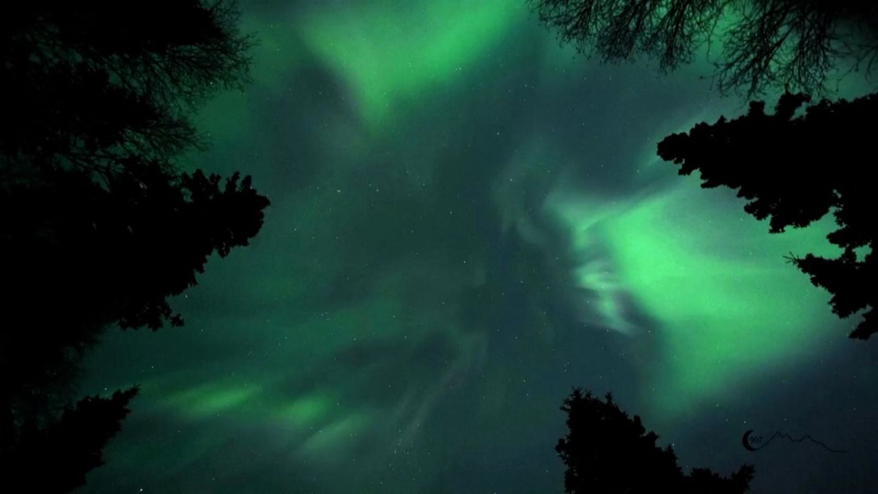 CNNE 1353947 - registran impactantes imagenes de una aurora boreal en alaska