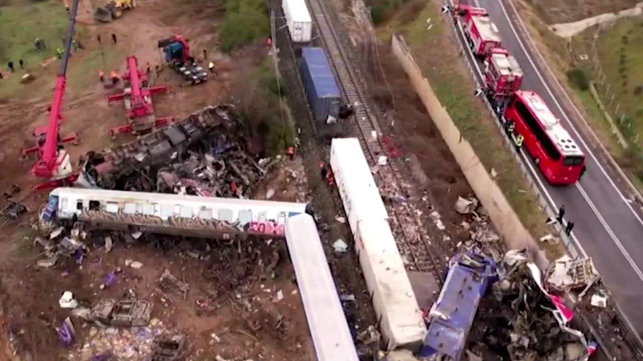 CNNE 1353996 - "senti un fuerte impacto, pero no los frenos", describe pasajero del tren en grecia