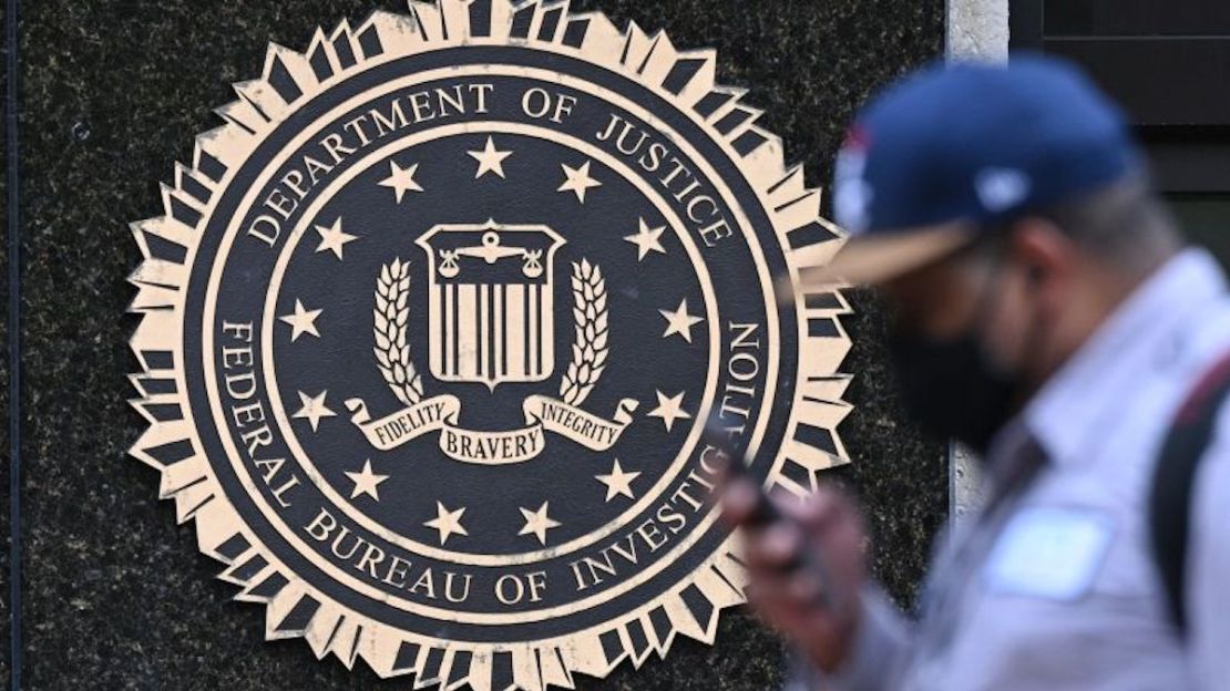 Un peatón pasa junto a un sello que dice "Oficina Federal de Investigaciones del Departamento de Justicia", exhibido en el edificio del FBI J. Edgar Hoover, en la ciudad de Washington, el 15 de agosto de 2022.