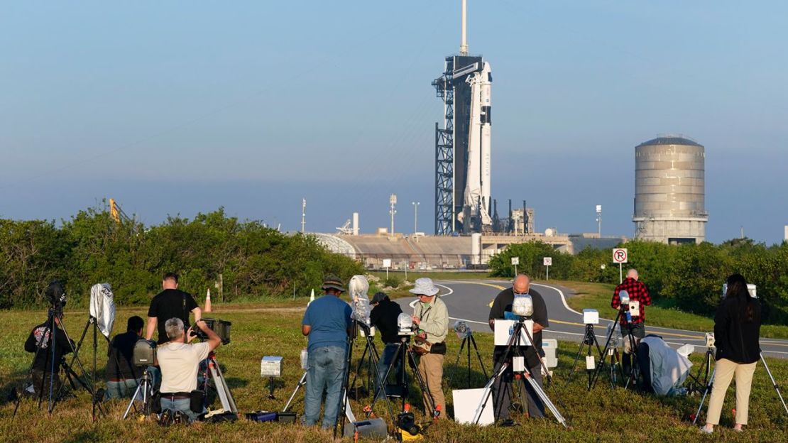 Fotógrafos reajustan sus cámaras remotas para cubrir el lanzamiento del cohete Falcon 9 de SpaceX con la cápsula de la tripulación Endeavour en el Centro Espacial Kennedy en Cabo Cañaveral, Florida, el 1 de marzo. Crédito: John Raoux/AP