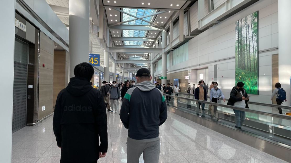 Dos de los cinco rusos, fotografiados en el aeropuerto internacional surcoreano de Incheon el 24 de enero de 2023.