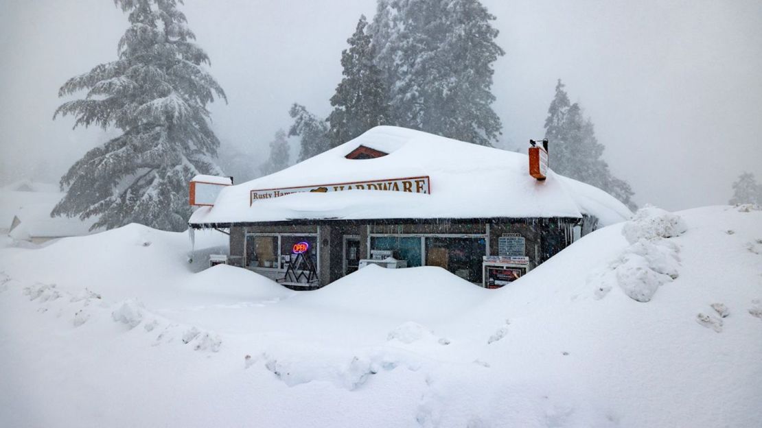 Un negocio quedó cerrado por fuertes nevadas en Running Springs, California, mientras los residentes de las montañas de San Bernardino permanecían atrapados en sus hogares el miércoles.