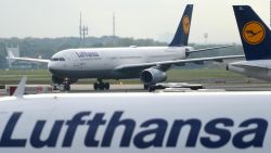 CNNE 1354405 - siete personas heridas tras turbulencia en avion de lufthansa