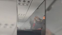 CNNE 1354411 - desvian un vuelo de spirit airlines por incendio en bateria