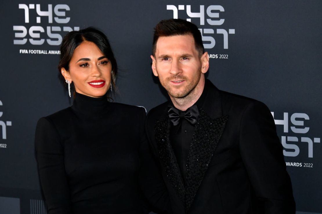 Antonela Roccuzzo y Lionel Messi posan para una foto en la Alfombra Verde antes de The Best FIFA Football Awards 2022 el 27 de febrero de 2023 en París, Francia.