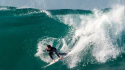 CNNE 1354433 - este espectaculo de surfistas en olas gigantes te dejara sin aliento