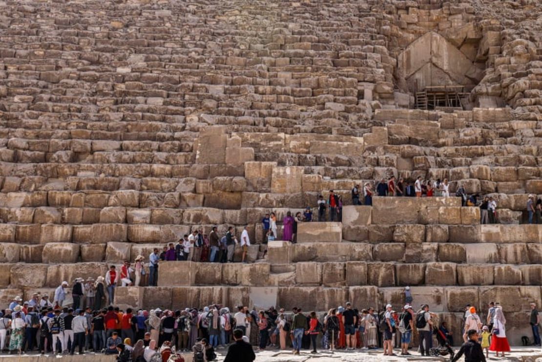 Turistas en la necrópolis de las Pirámides de Guiza en las afueras del suroeste de El Cairo el jueves. Crédito: Khaled Desouki/AFP/Getty Images