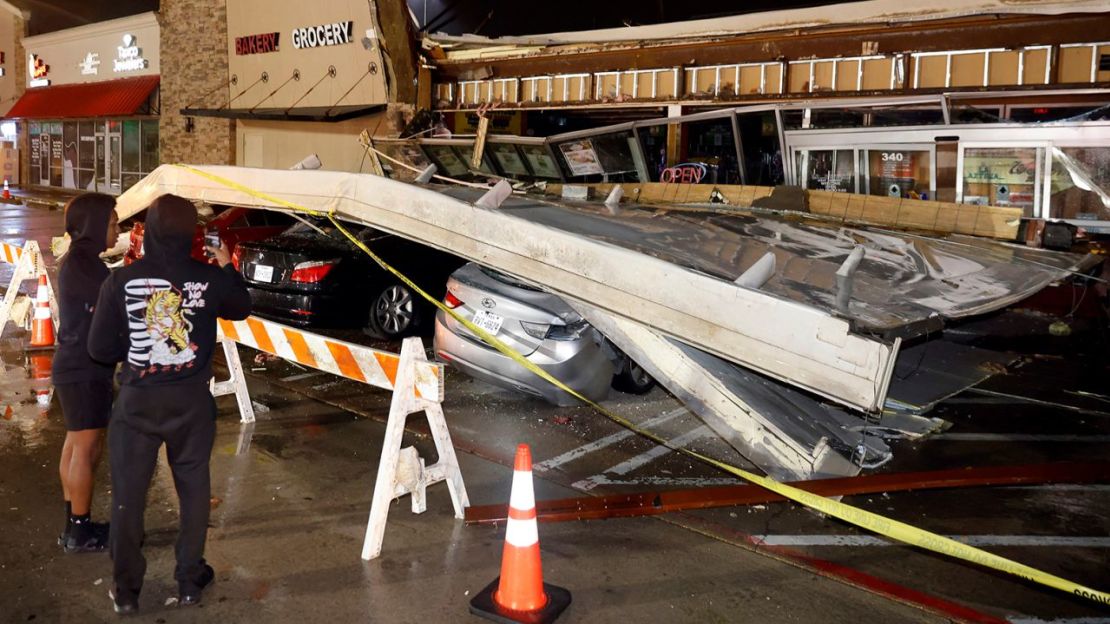 El techo de la tienda de comestibles La Azteca en Little Elm, Texas, se desprendió y aterrizó sobre media docena de vehículos estacionados afuera el 2 de marzo de 2023.