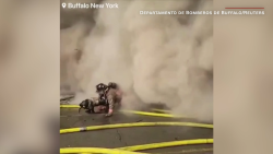 CNNE 1355163 - bombero fallece en medio de un incendio en buffalo