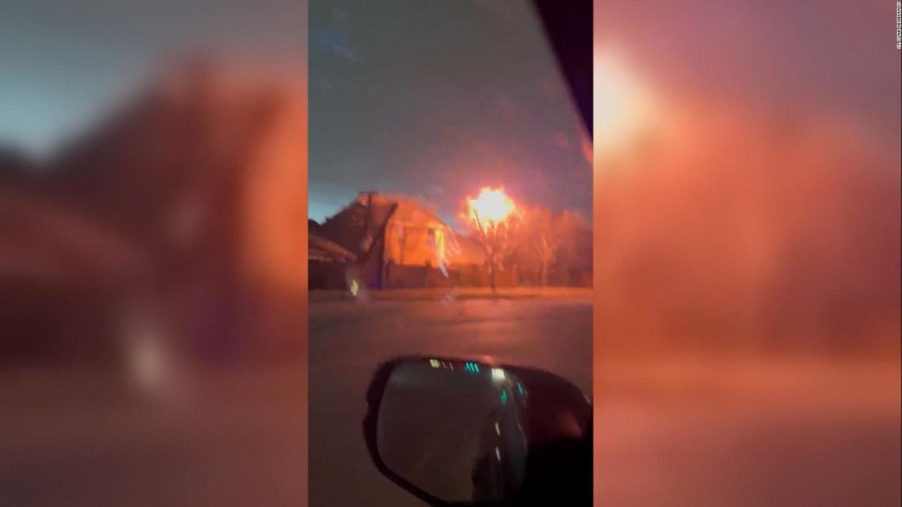 CNNE 1355202 - impactante explosion de un tendido electrico en texas