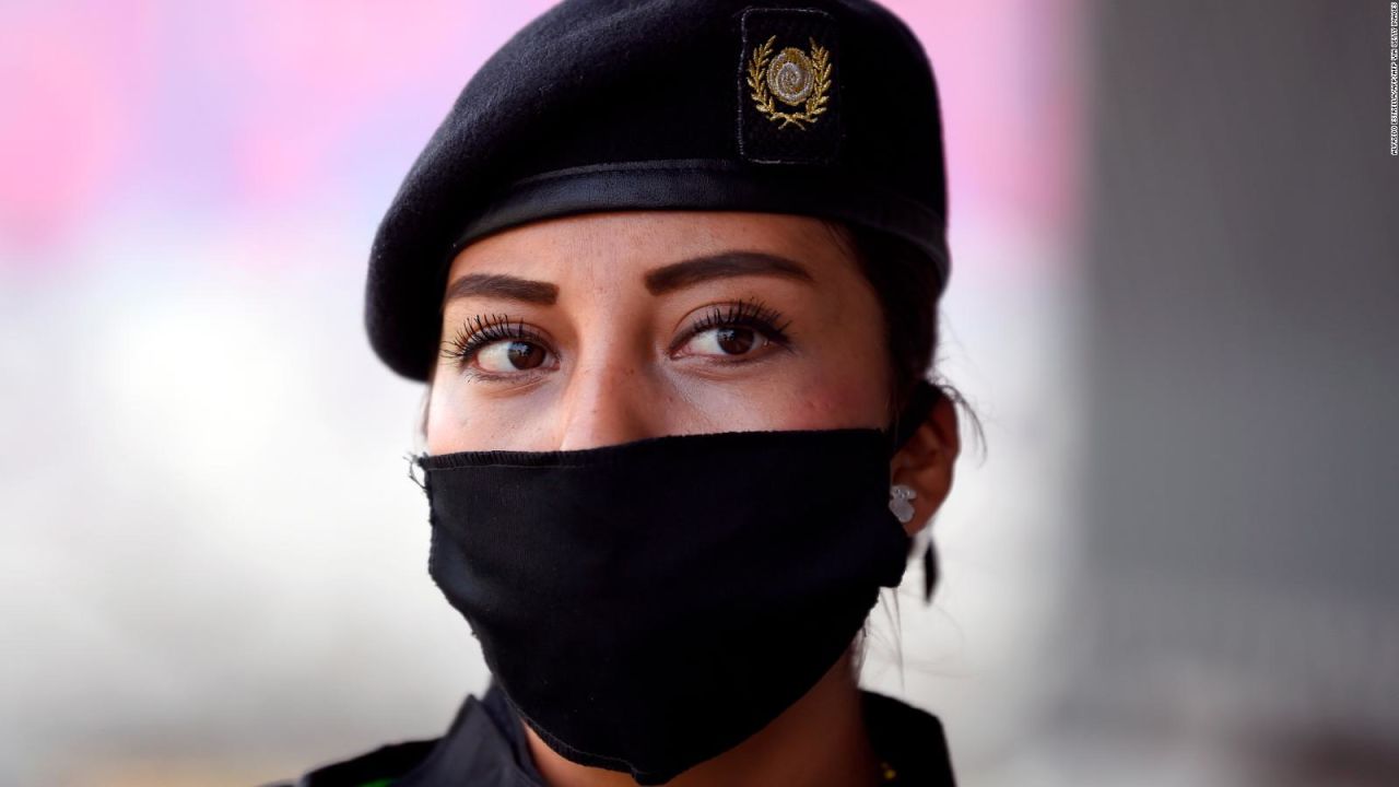 CNNE 1355365 - "no somos fragiles", dice mujer policia recien graduada