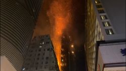 CNNE 1355378 - hong kong- impactantes imagenes del incendio en un rascacielos