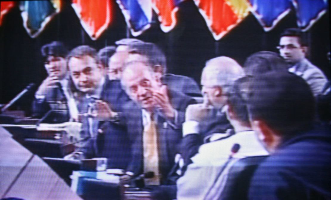 Captura de video que muestra cuando el rey de España, Juan Carlos de Borbón, le grita al presidente de Venezuela, Hugo Chávez, "¿por qué no te callas?", luego de que Chávez interrumpiera el discurso de José Luis Rodríguez Zapatero, presidente del Gobierno de España, en Espacio Riesco en Santiago, el 10 de noviembre. 2007. Crédito: AFP a través de Getty Images