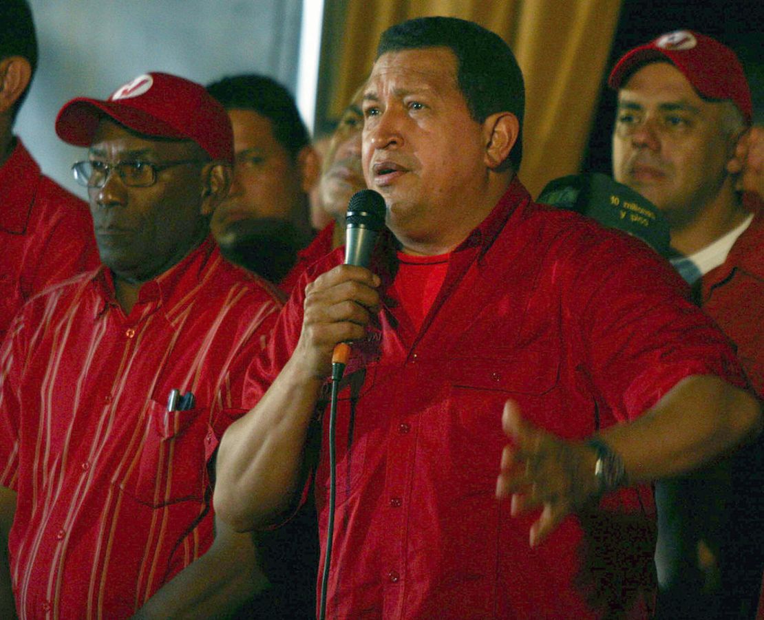 Hugo Chávez habla con sus simpatizantes en Caracas el 11 de septiembre de 2008. Chávez dijo que el embajador de EE.UU. Patrick Duddy ya no es bienvenido. Bolivia había expulsado al enviado estadounidense de La Paz un día antes. Crédito: PEDRO REY/AFP vía Getty Images