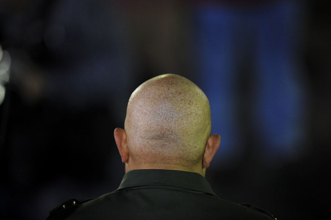 Hugo Chávez se muestra en el palacio presidencial de Miraflores después de haber terminado su tercera ronda de quimioterapia en el hospital militar de Caracas, el 2 de septiembre de 2011. Crédito: LEO RAMIREZ/AFP a través de Getty Images