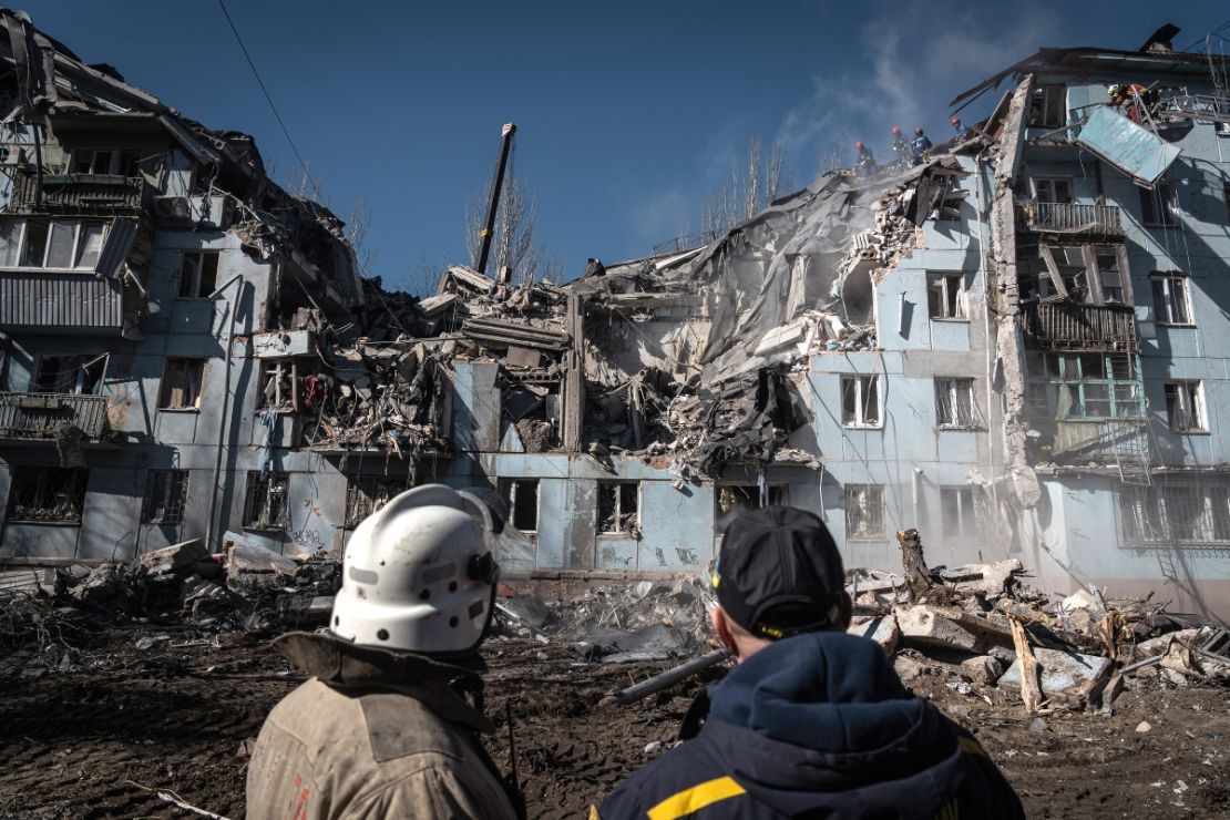 Equipos de rescate buscan en un edificio dañado después de un ataque con misiles en Zaporiyia, Ucrania, el 2 de marzo.